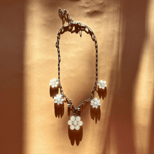 Łańcuch z zawieszkami - ręcznie plecione kwiatki - szary i masełko