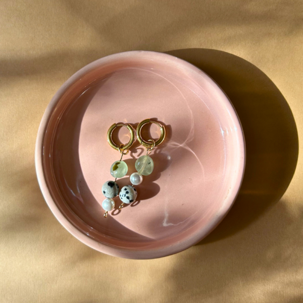 Kolczyki słupki - złote - prehnit, perła seashell, jaspis dalmatyński