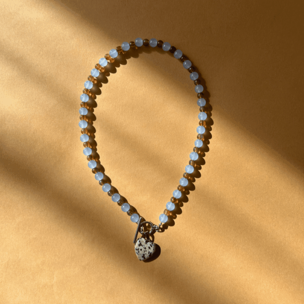 Naszyjnik z zapięciem toggle i sercem z jaspisu dalmatyńskiego - brązowo-niebieski