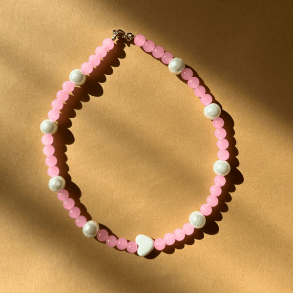 Szklany naszyjnik z serduszkiem i szklanymi perłami - różowy