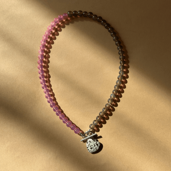 Naszyjnik szklany pół na pół – róż & brąz z sercem z jaspisu