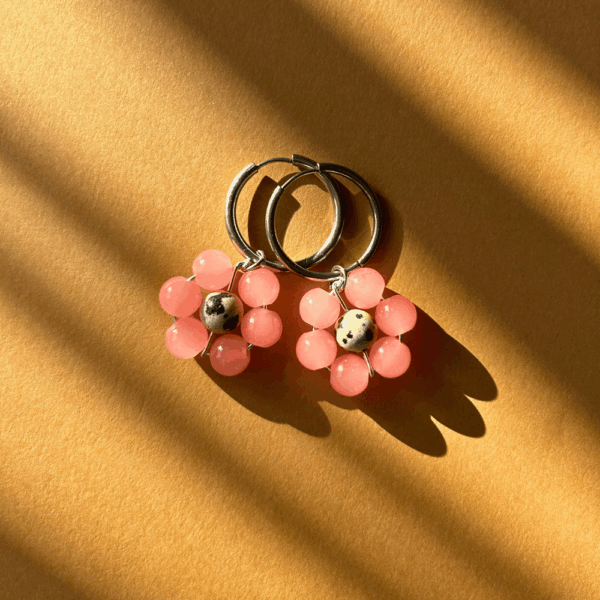 Kolczyki „Pleciony Kwiat” PASTELE szkło, stal, jaspis dalmatyński - srebrny (brzoskwinia)