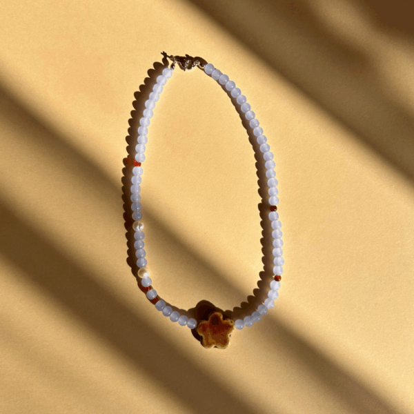 Naszyjnik szklany - niebieski z ceramicznym brązowym kwiatkiem, perły