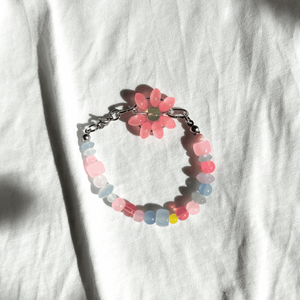 Bransoletka szklana - pastele - wpleciony kwiatek (różowy)