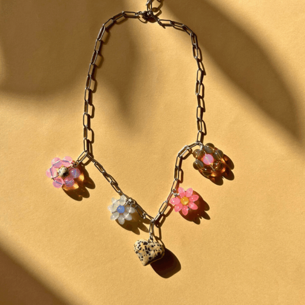 Łańcuch ze szklanymi kwiatkami i sercem z jaspisu - stal